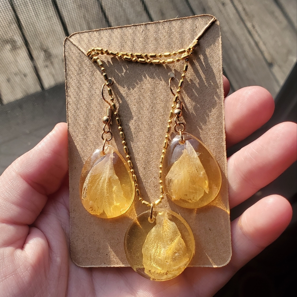 Resin flower petals earrings and necklace set.